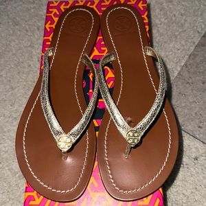 New Tory Burch Terra Thong Reverse Metallic Silver